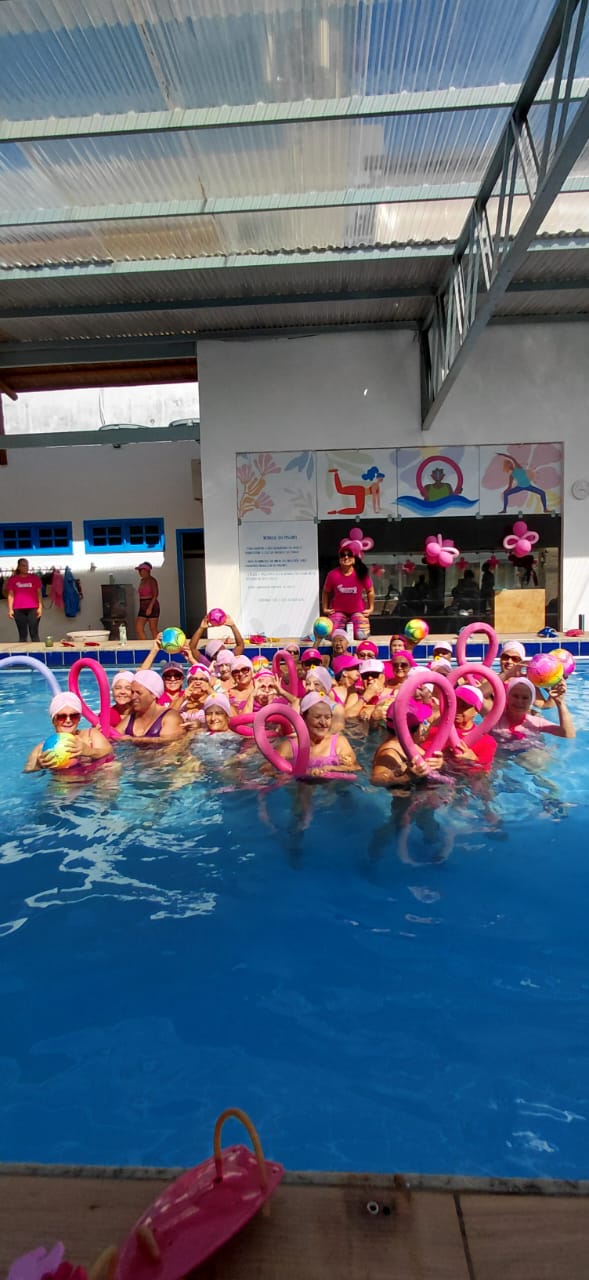 Turma de hidroginástica da Academia Andréa Maestri vestida de rosa em apoio à ASBEM