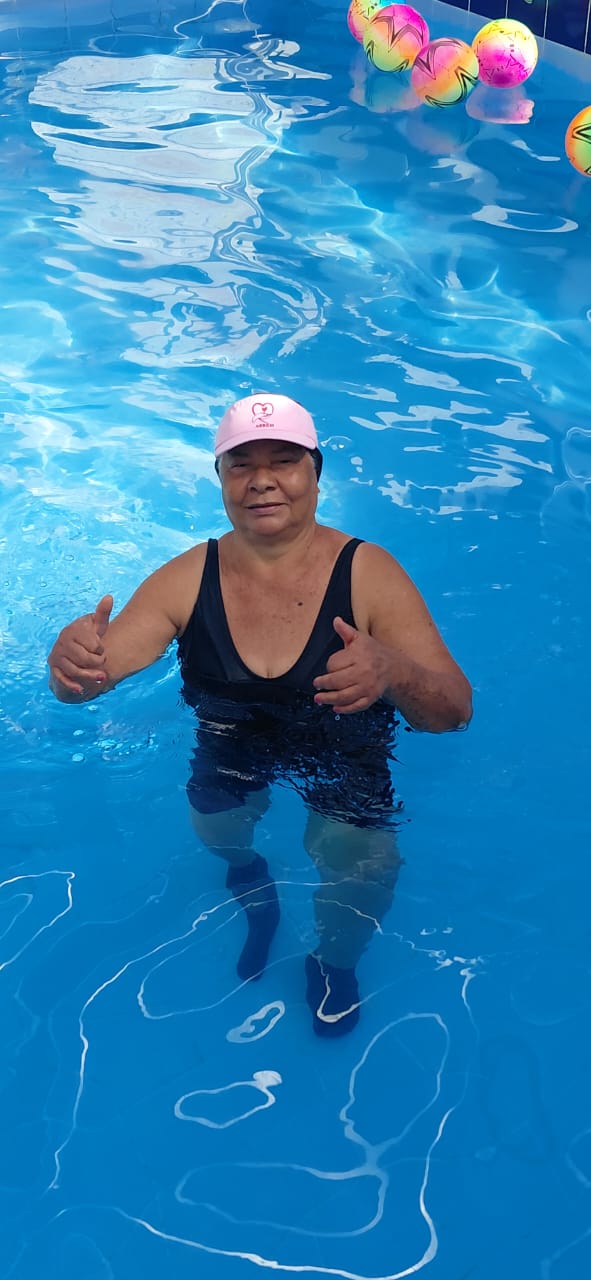 Aluna da Academia Andréa Maestri usa boné da ASBEM durante a aula na piscina