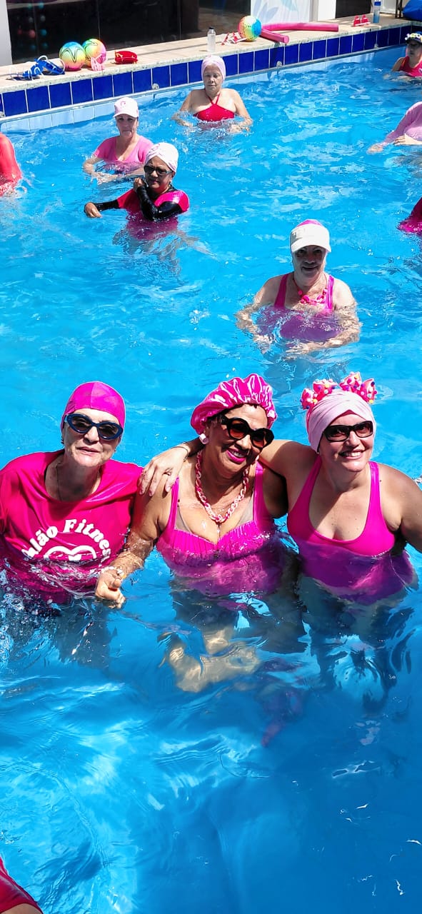 Alunas sorridentes da Academia Andréa Maestri durante aula especial de Outubro Rosa