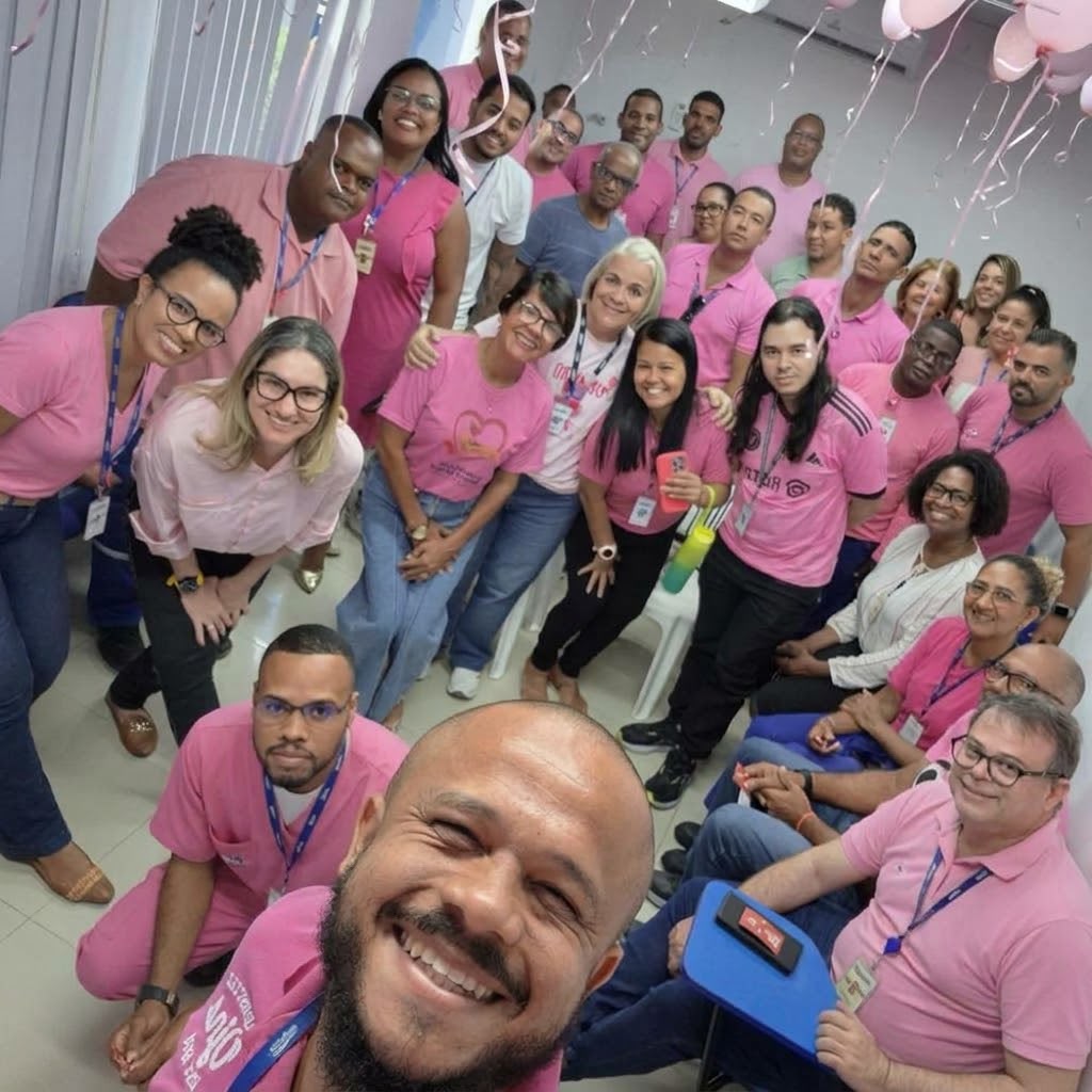 Colaboradores da Embasa Lauro de Freitas reunidos com a ASBEM no Outubro Rosa
