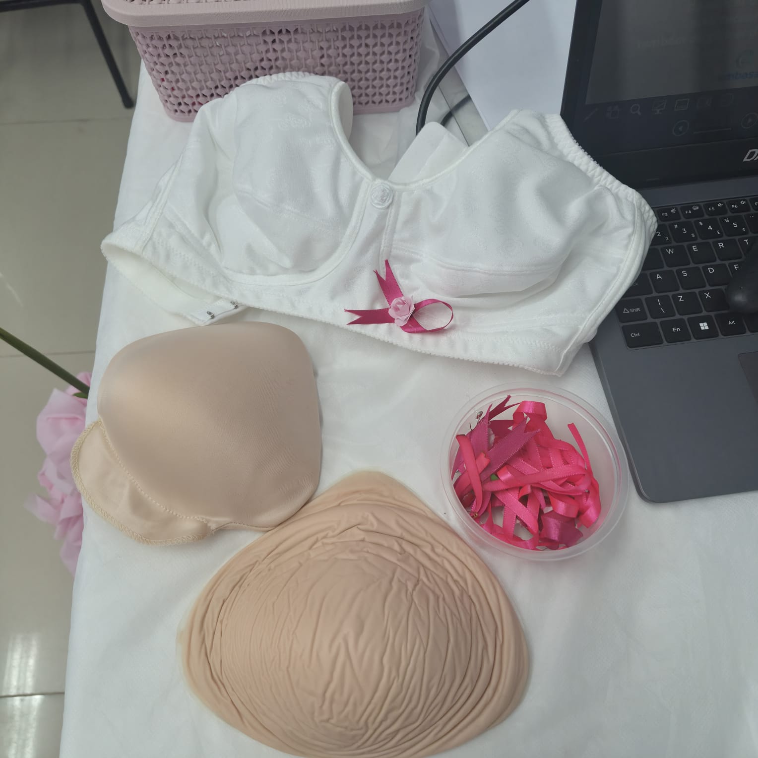 Kit do Programa Mama Solidária da ASBEM com prótese mamária externa e sutiã adaptado