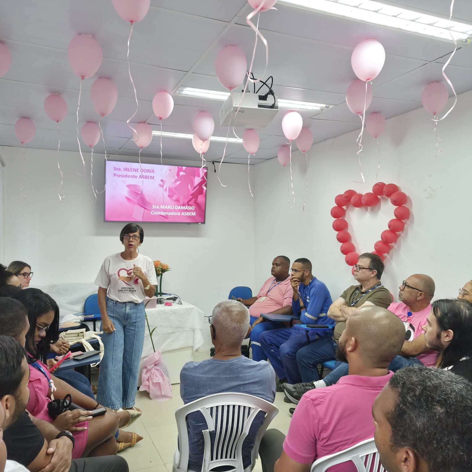 Marli Damásio, coordenadora da ASBEM, fala sobre o trabalho da associação na palestra de Outubro Rosa da Embasa