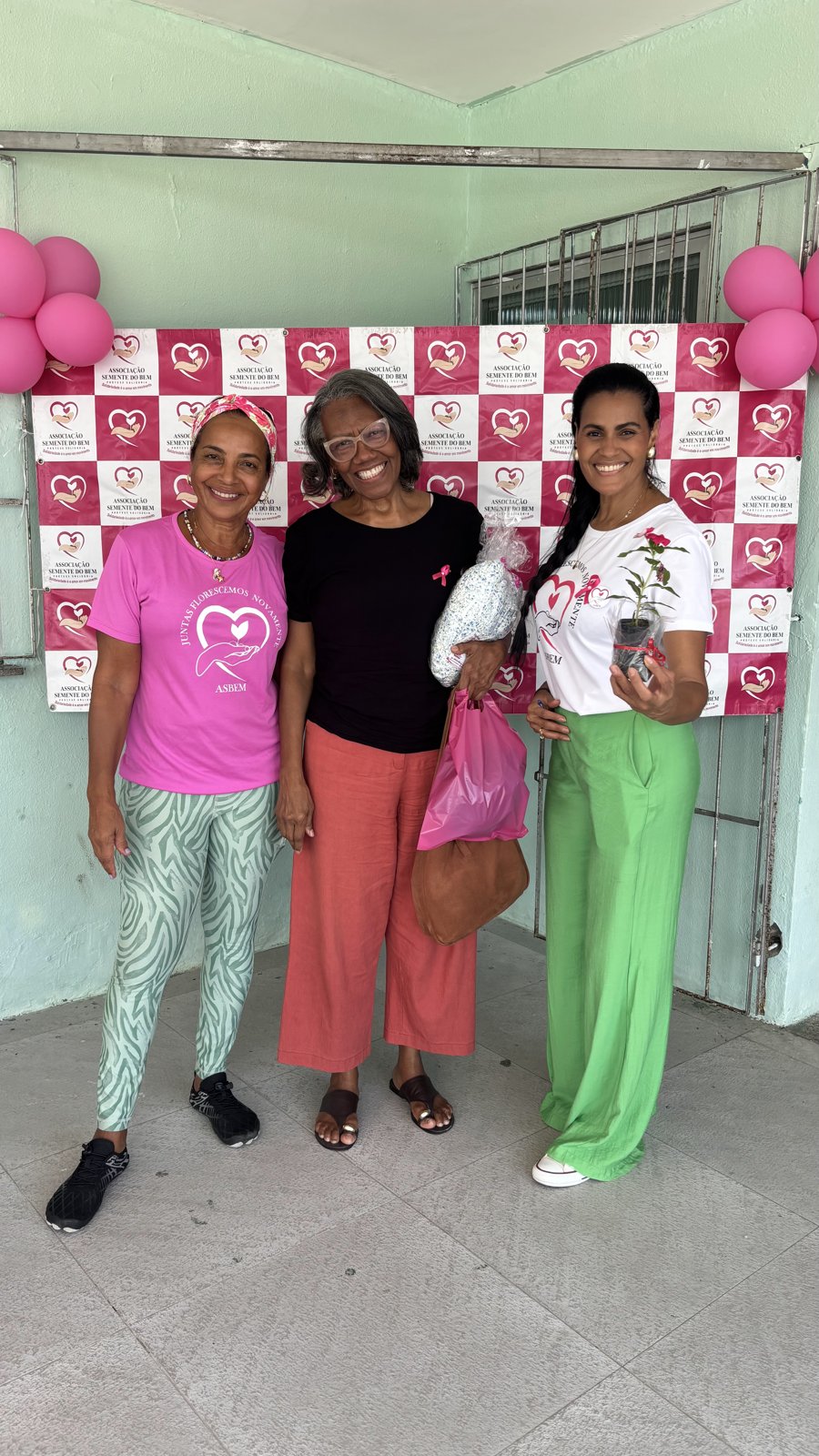 Voluntárias da ASBEM e participante no painel do encontro de acolhimento