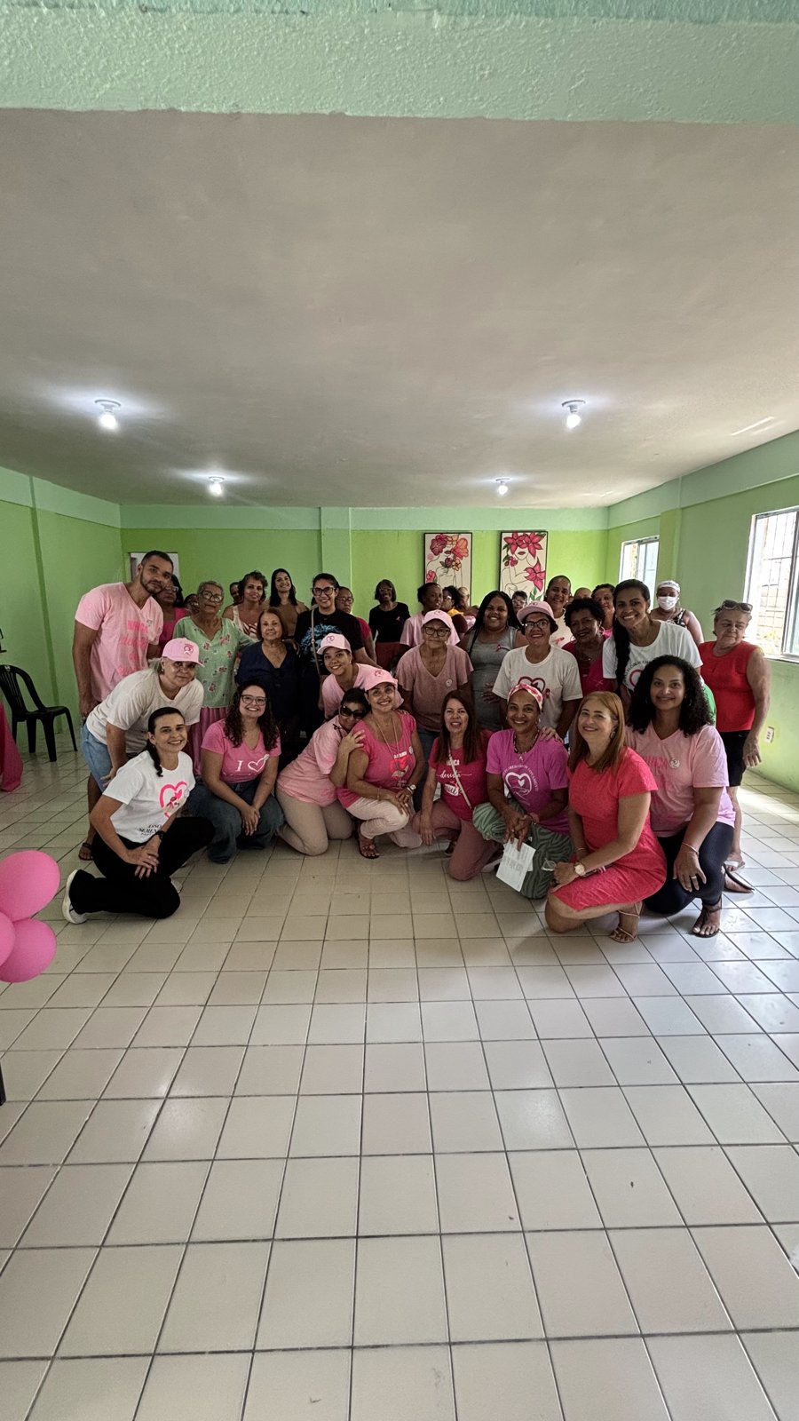 Foto de grupo das 36 mulheres e voluntárias no encontro de acolhimento da ASBEM