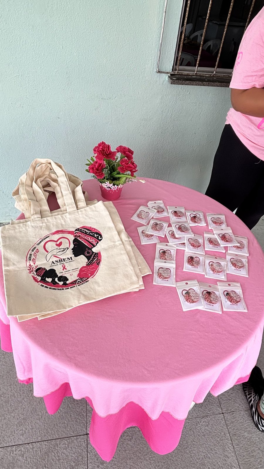 Ecobags e lembrancinhas preparadas para o encontro de acolhimento da ASBEM
