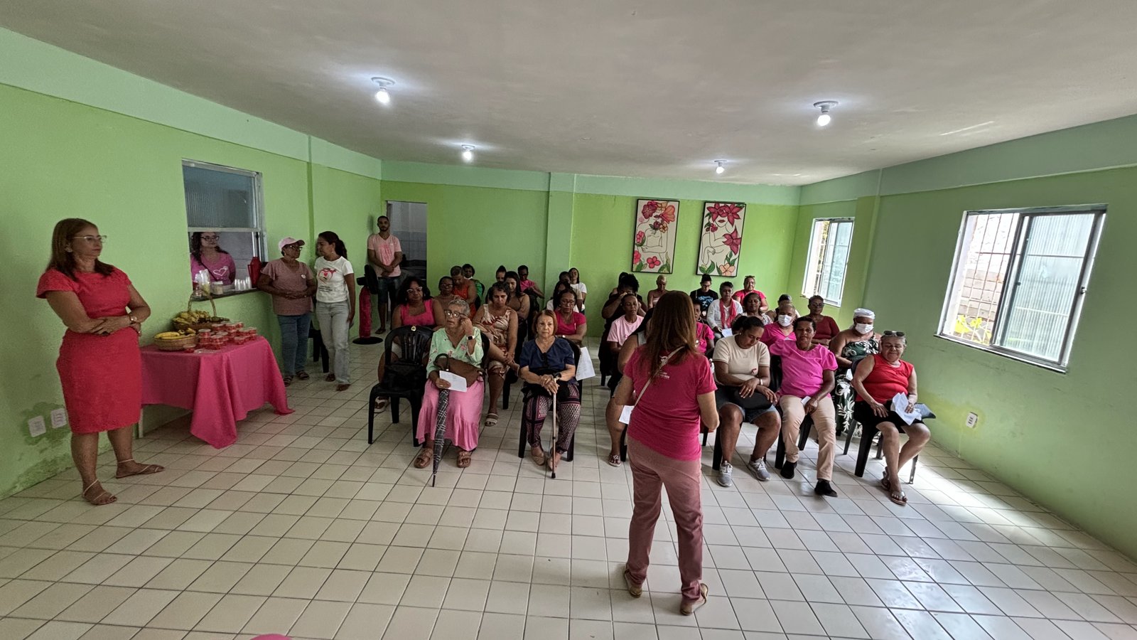 Sala da ASBEM cheia de mulheres durante o encontro de acolhimento do Outubro Rosa