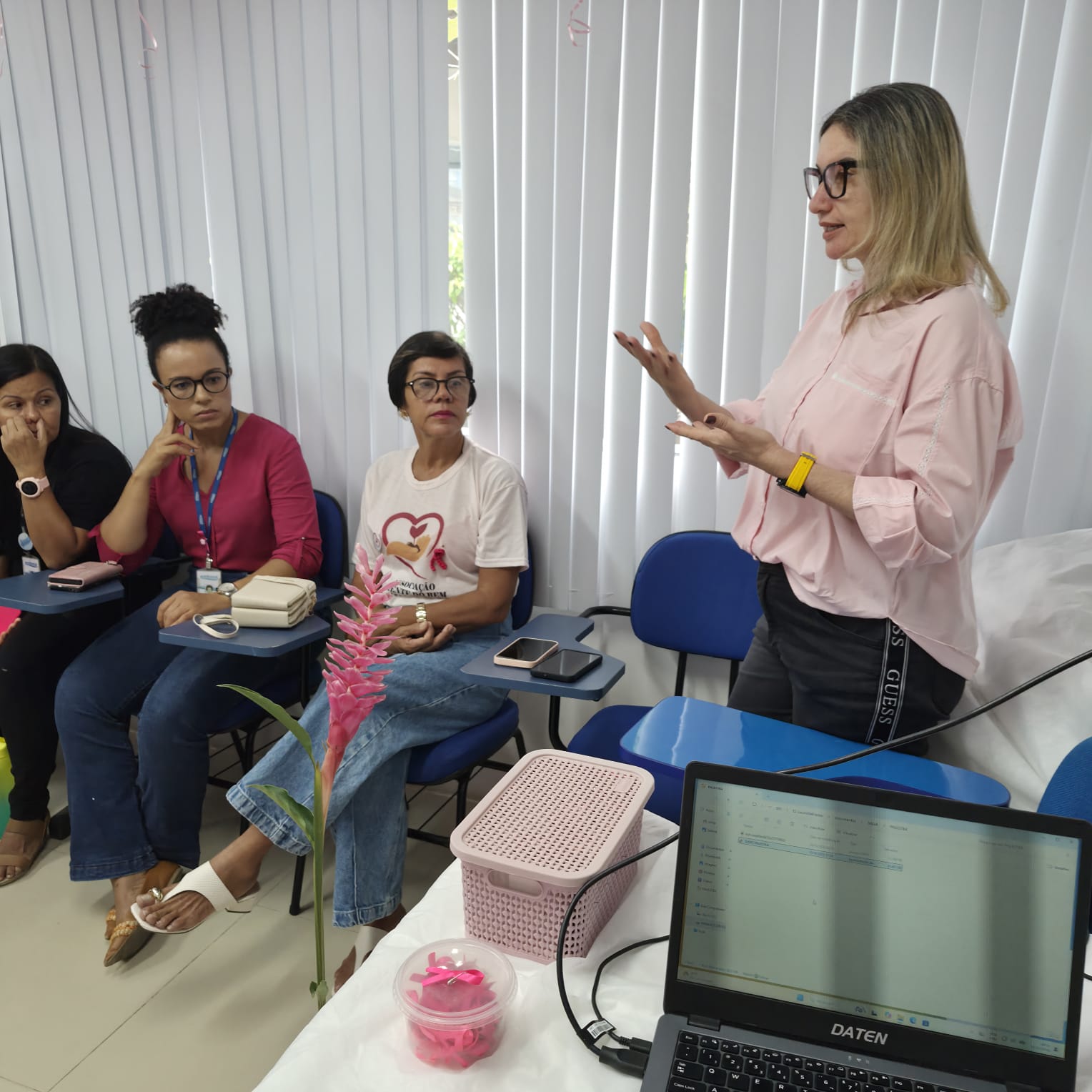 Momento de troca de conhecimento durante a palestra de Outubro Rosa na Embasa