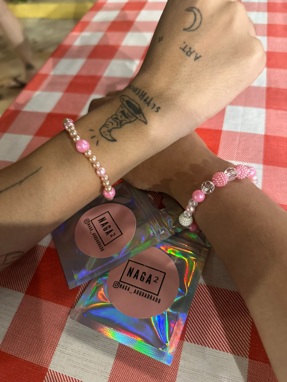 Pulseiras cor-de-rosa da Naga ao Quadrado em apoio ao Outubro Rosa da ASBEM